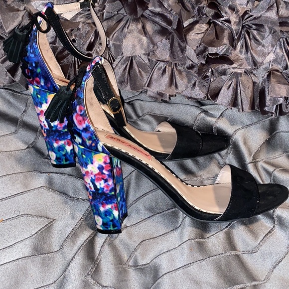 Betsey Johnson Rako - Picture 10 of 11